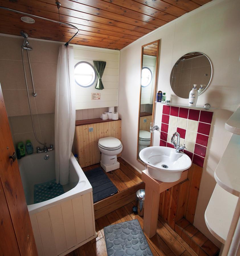 Roisin Dubh Houseboat Hotell Sallins Eksteriør bilde